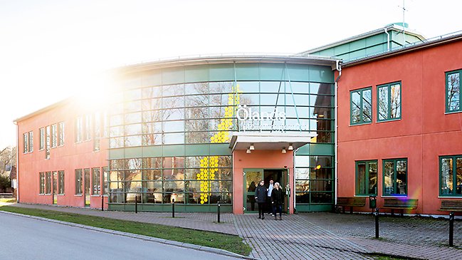 Exteriörbild på Öland Utbildningscenters entré.