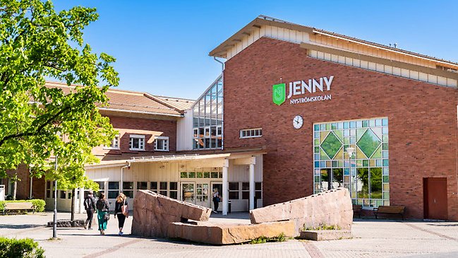 Exteriörbild på Jenny Nyströmskolans entré.