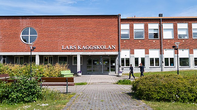 Exteriörbild på Lars Kaggskolans entré.